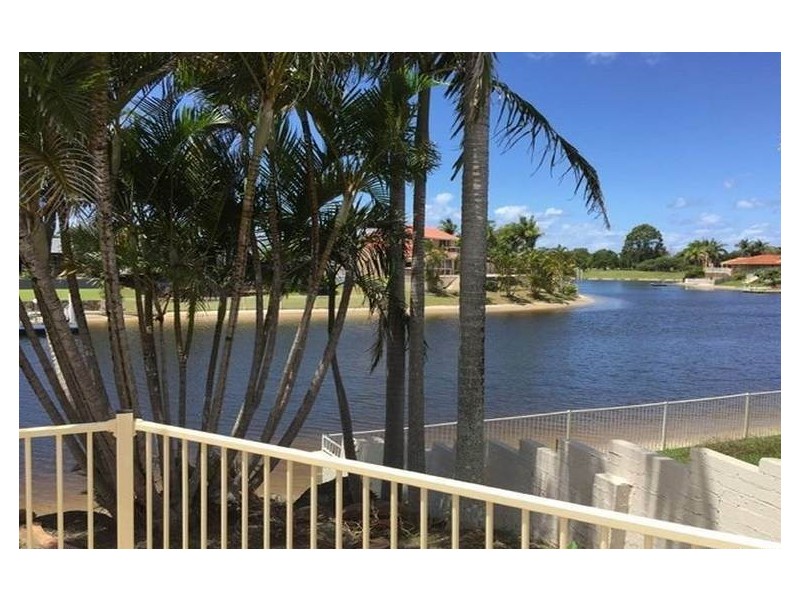 10 Wollundry Place, Mermaid Waters QLD 4218