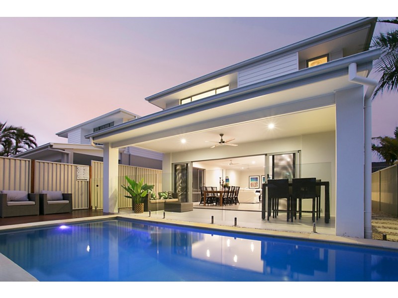 4a Coobowie Street, Broadbeach Waters QLD 4218