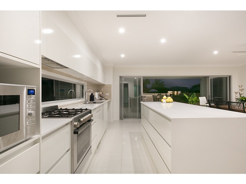 4a Coobowie Street, Broadbeach Waters QLD 4218