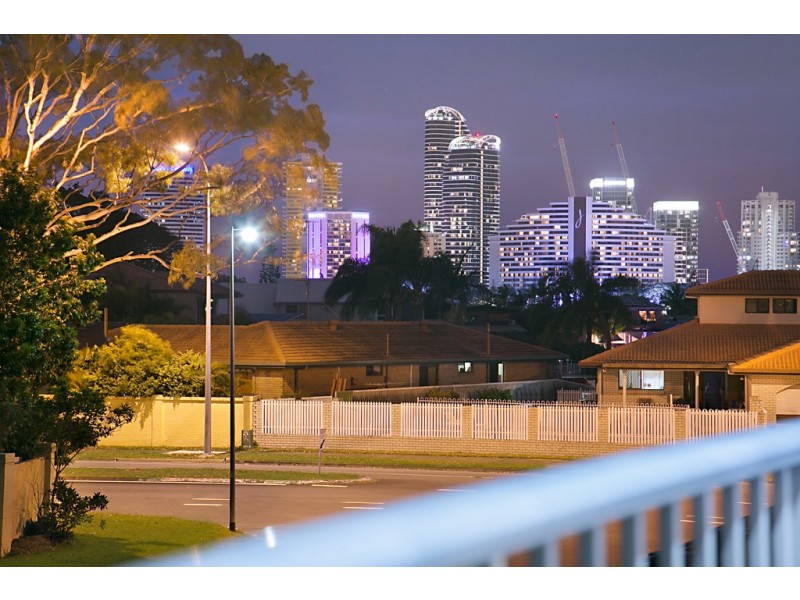 4a Coobowie Street, Broadbeach Waters QLD 4218