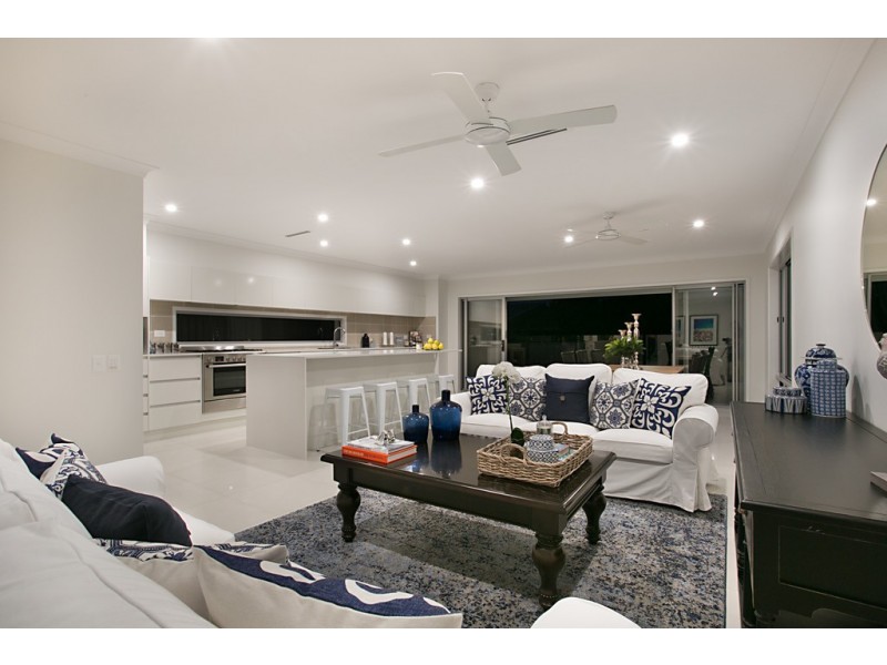 4a Coobowie Street, Broadbeach Waters QLD 4218