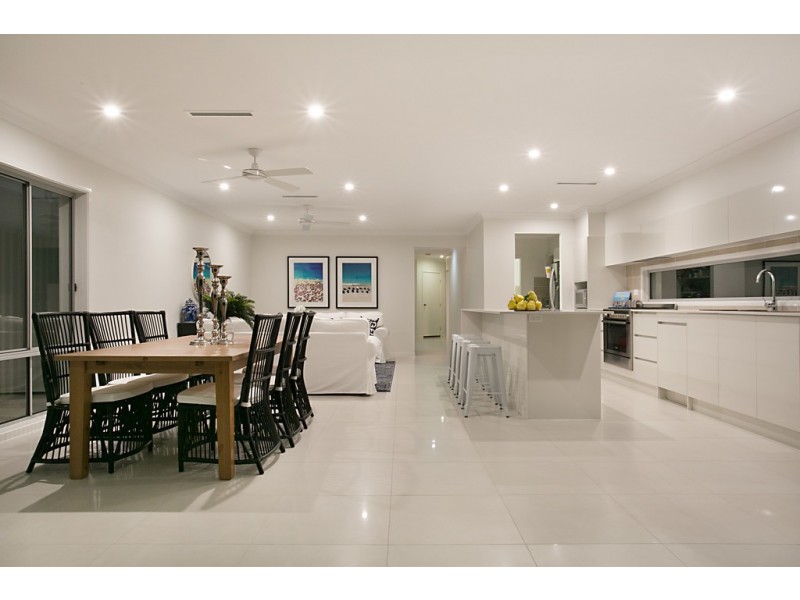 4a Coobowie Street, Broadbeach Waters QLD 4218
