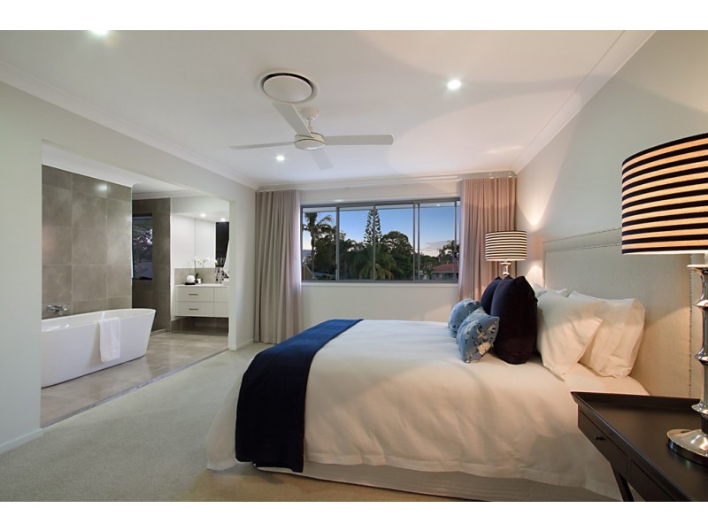 4a Coobowie Street, Broadbeach Waters QLD 4218