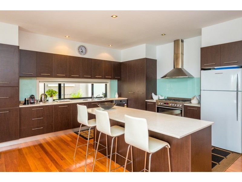 142 Sir Bruce Small Boulevard, Benowa Waters QLD 4217