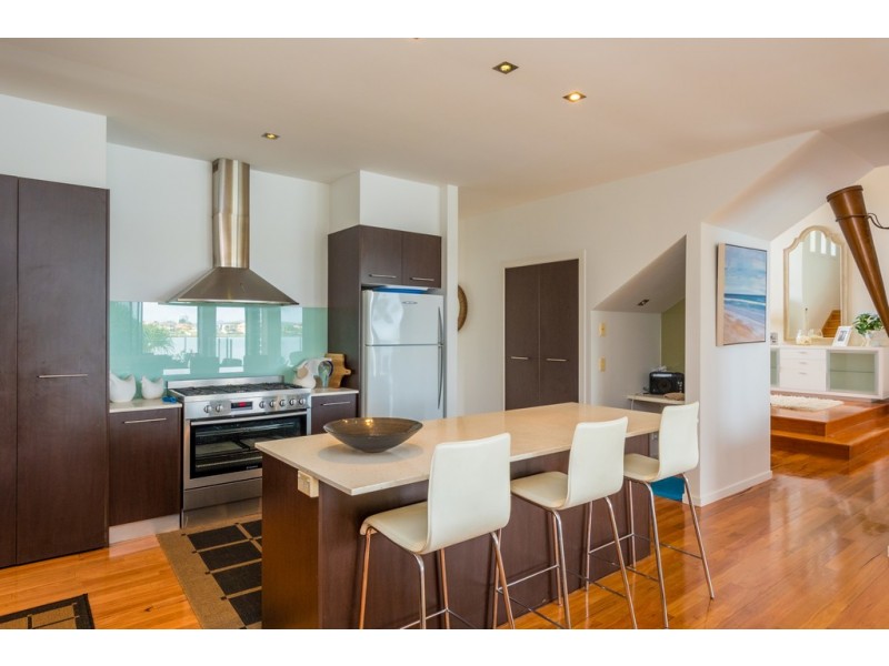 142 Sir Bruce Small Boulevard, Benowa Waters QLD 4217