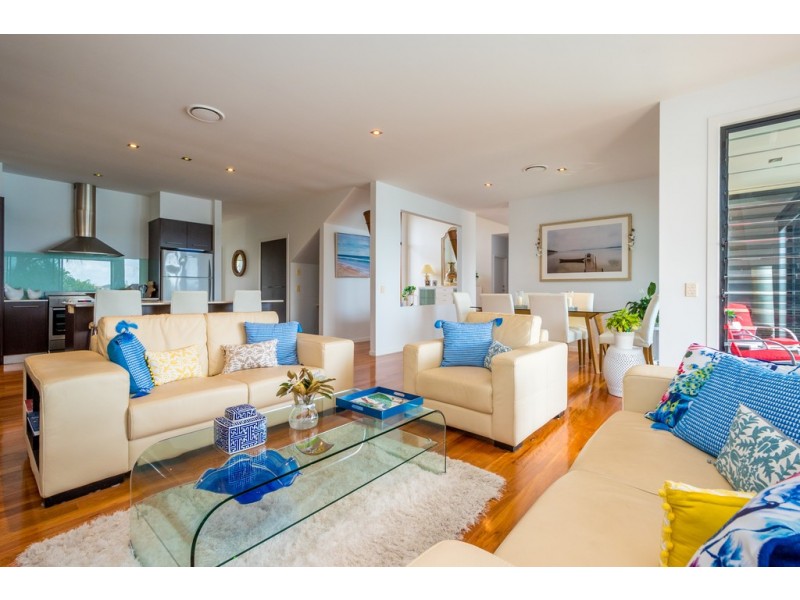 142 Sir Bruce Small Boulevard, Benowa Waters QLD 4217