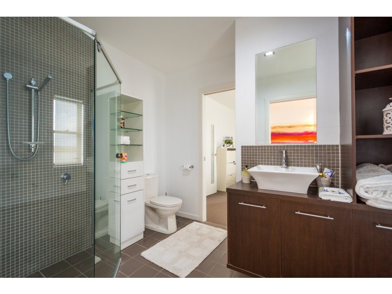 142 Sir Bruce Small Boulevard, Benowa Waters QLD 4217