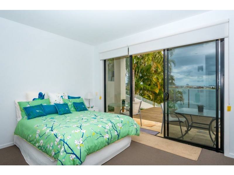 142 Sir Bruce Small Boulevard, Benowa Waters QLD 4217