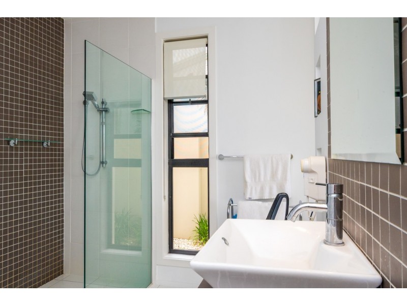 142 Sir Bruce Small Boulevard, Benowa Waters QLD 4217