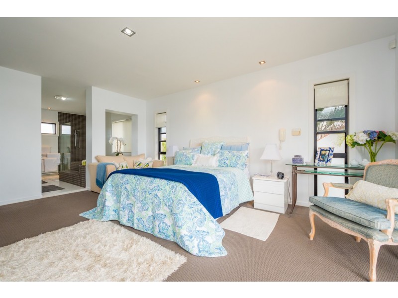 142 Sir Bruce Small Boulevard, Benowa Waters QLD 4217