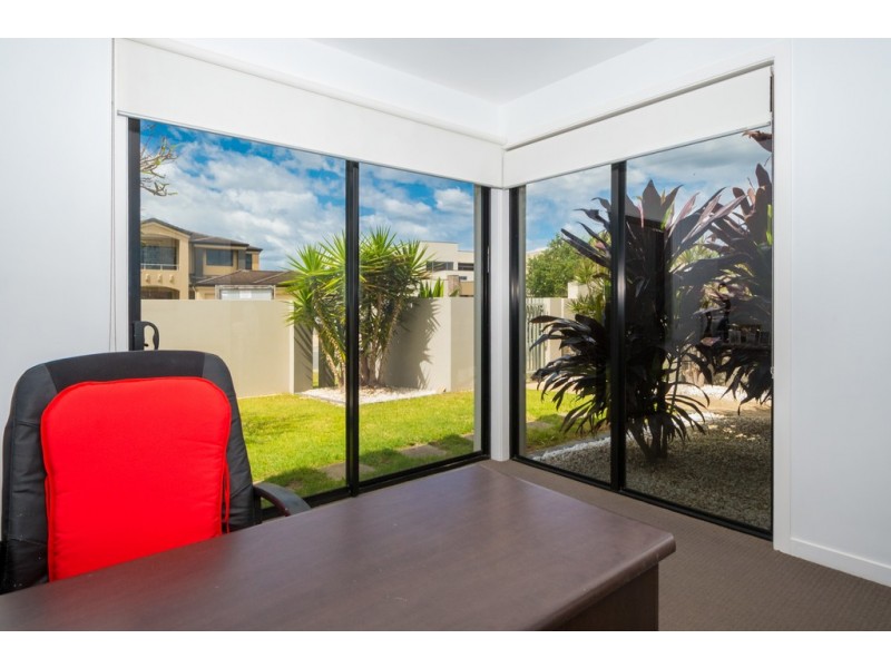 142 Sir Bruce Small Boulevard, Benowa Waters QLD 4217