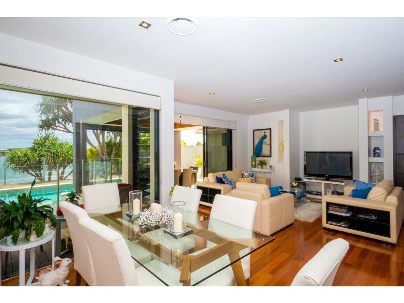 142 Sir Bruce Small Boulevard, Benowa Waters QLD 4217