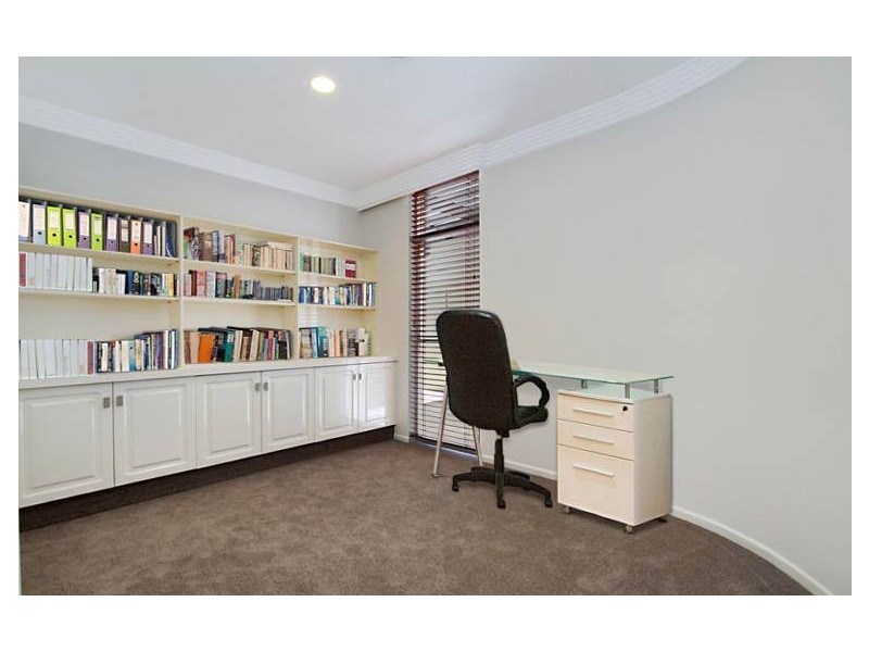 18 Garden Grove, Carrara QLD 4211