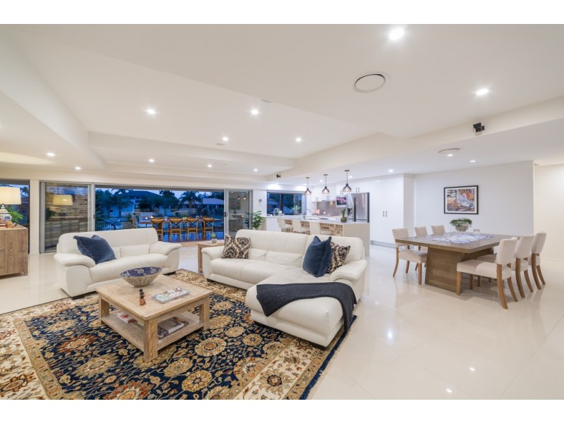 27 Bombala Street, Broadbeach Waters QLD 4218