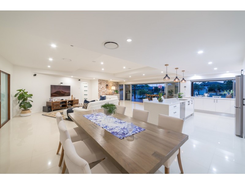 27 Bombala Street, Broadbeach Waters QLD 4218