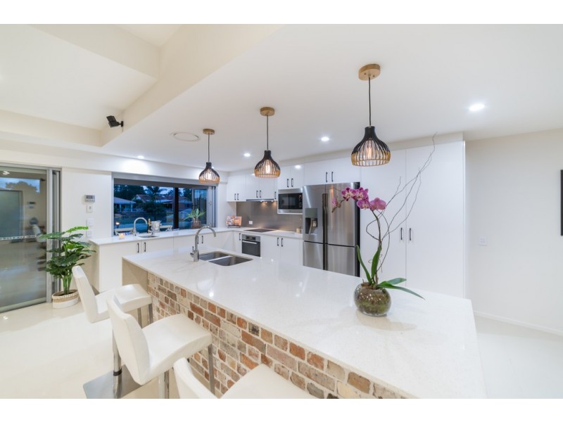 27 Bombala Street, Broadbeach Waters QLD 4218