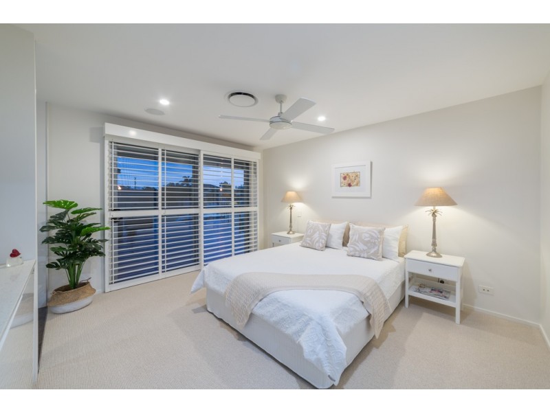 27 Bombala Street, Broadbeach Waters QLD 4218