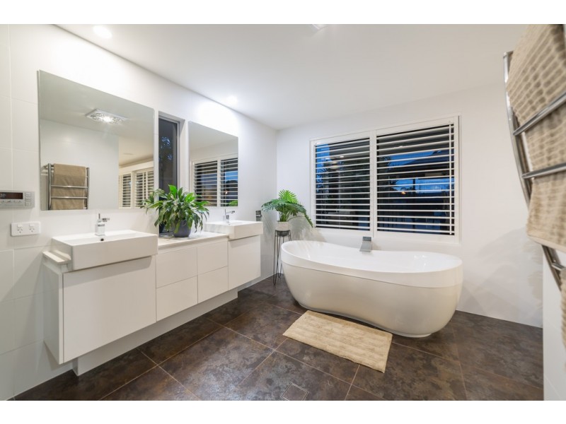 27 Bombala Street, Broadbeach Waters QLD 4218