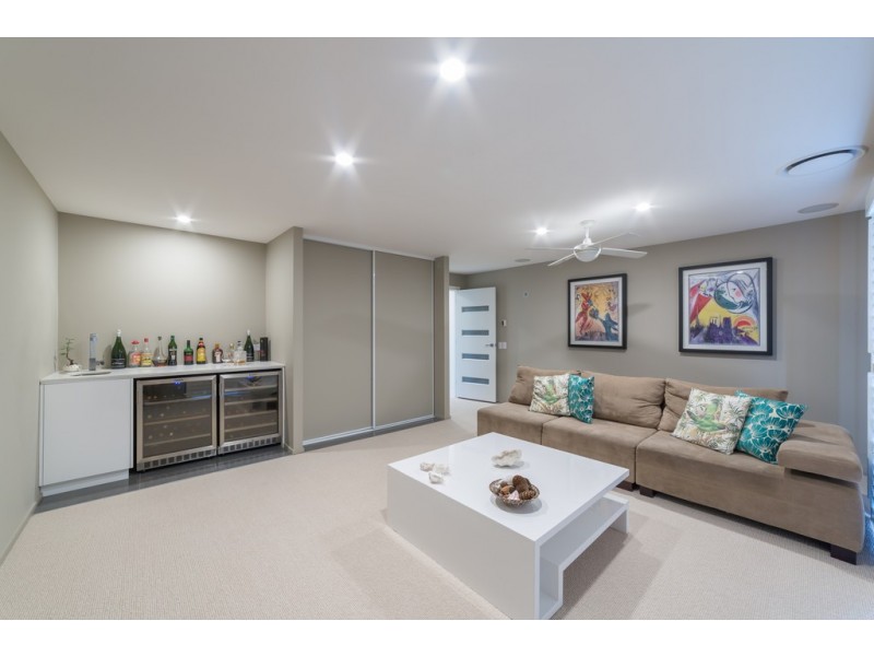 27 Bombala Street, Broadbeach Waters QLD 4218