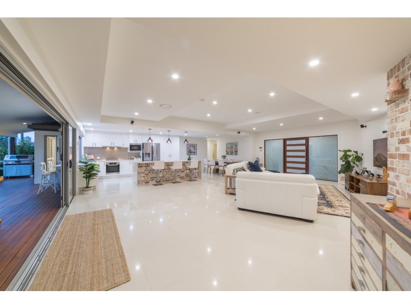 27 Bombala Street, Broadbeach Waters QLD 4218