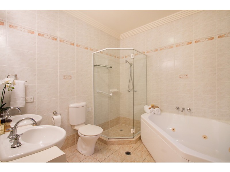 18 Arbuthnot Parade, Benowa Waters QLD 4217