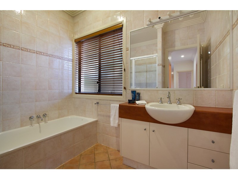 18 Arbuthnot Parade, Benowa Waters QLD 4217