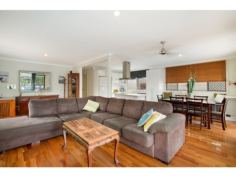 37 Holland Court, Broadbeach Waters QLD 4218