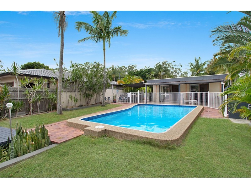 37 Holland Court, Broadbeach Waters QLD 4218