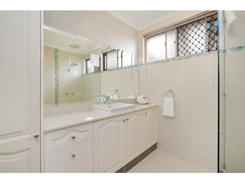 37 Holland Court, Broadbeach Waters QLD 4218