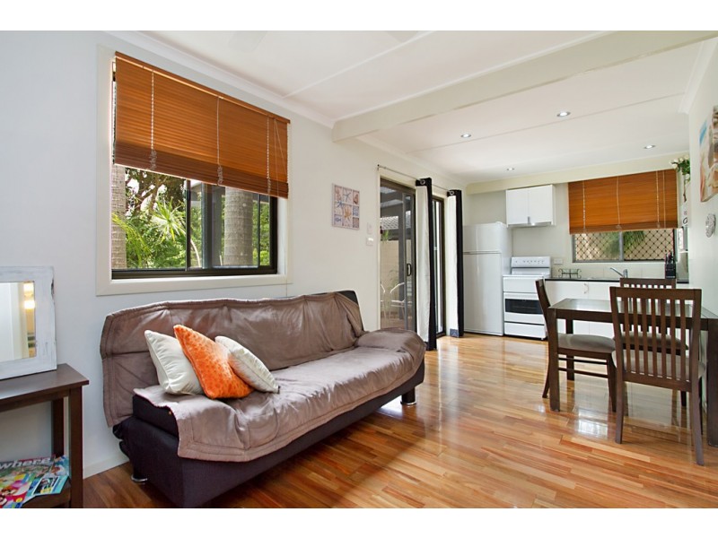 37 Holland Court, Broadbeach Waters QLD 4218