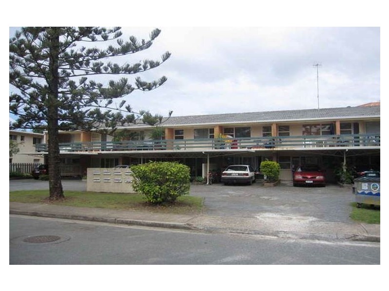 1/8 George Ave, Broadbeach QLD 4218