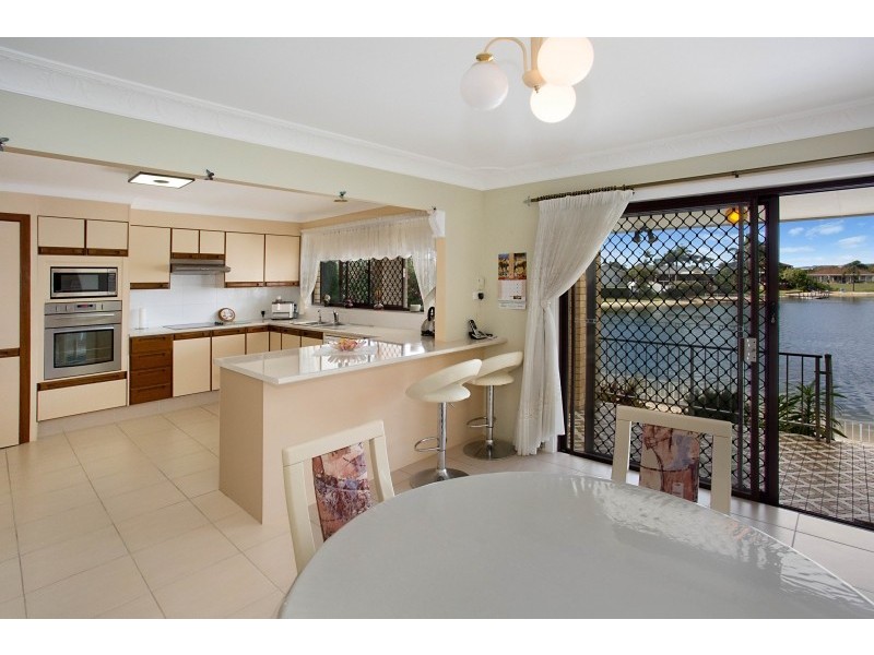 27 Weatherly Avenue, Mermaid Waters QLD 4218