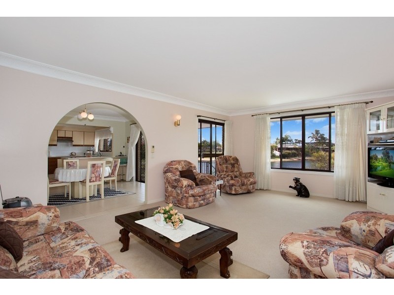 27 Weatherly Avenue, Mermaid Waters QLD 4218