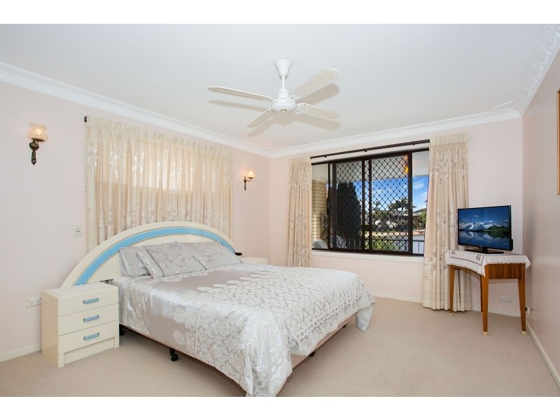 27 Weatherly Avenue, Mermaid Waters QLD 4218