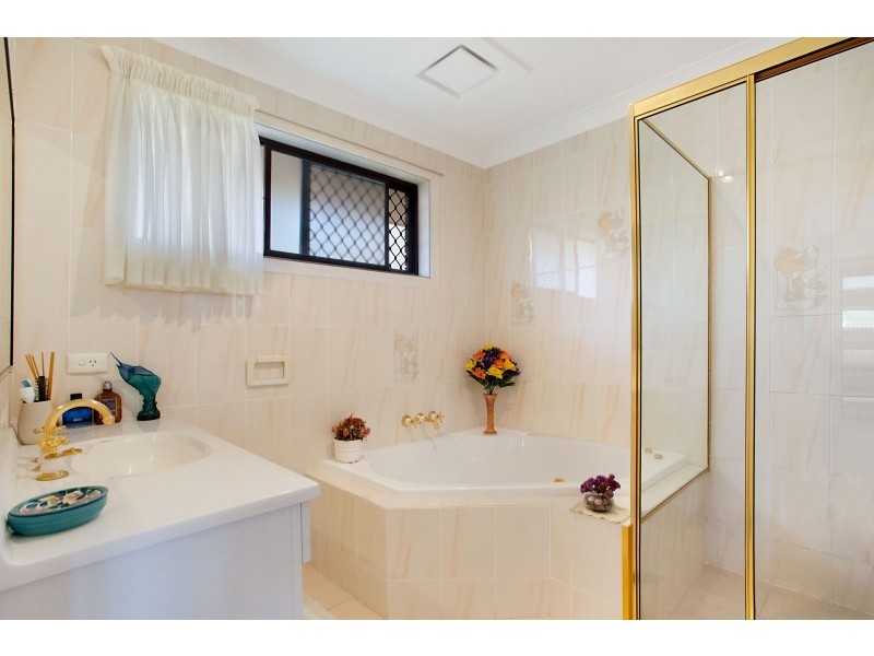 27 Weatherly Avenue, Mermaid Waters QLD 4218
