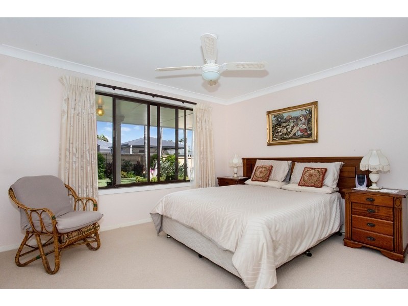 27 Weatherly Avenue, Mermaid Waters QLD 4218