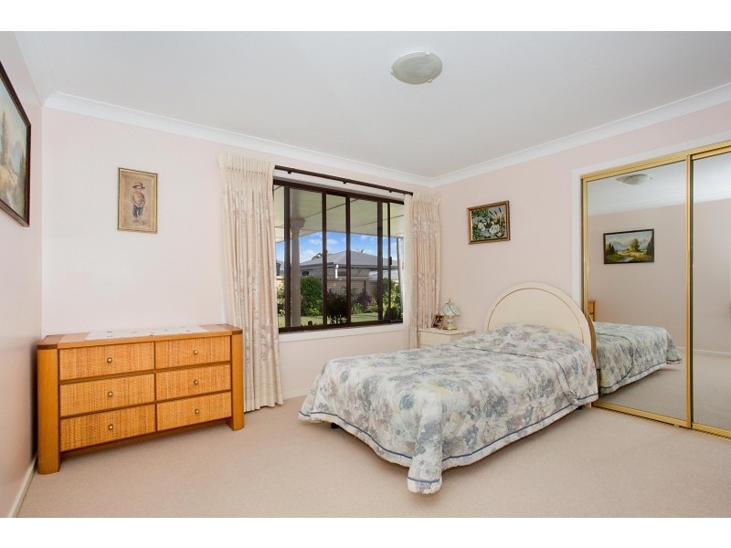 27 Weatherly Avenue, Mermaid Waters QLD 4218