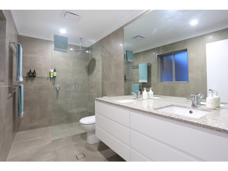 46 Alec Avenue, Mermaid Waters QLD 4218