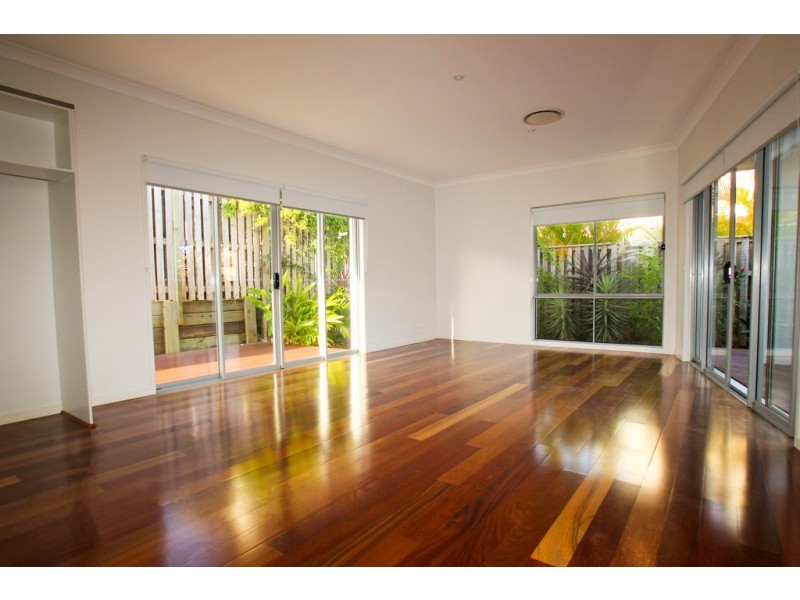 4 Salaya Drive, Varsity Lakes QLD 4227