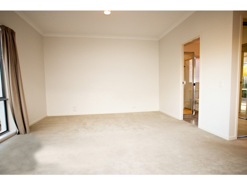 4 Salaya Drive, Varsity Lakes QLD 4227