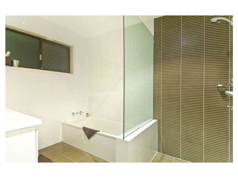 180 Burleigh Street, Burleigh Waters QLD 4220