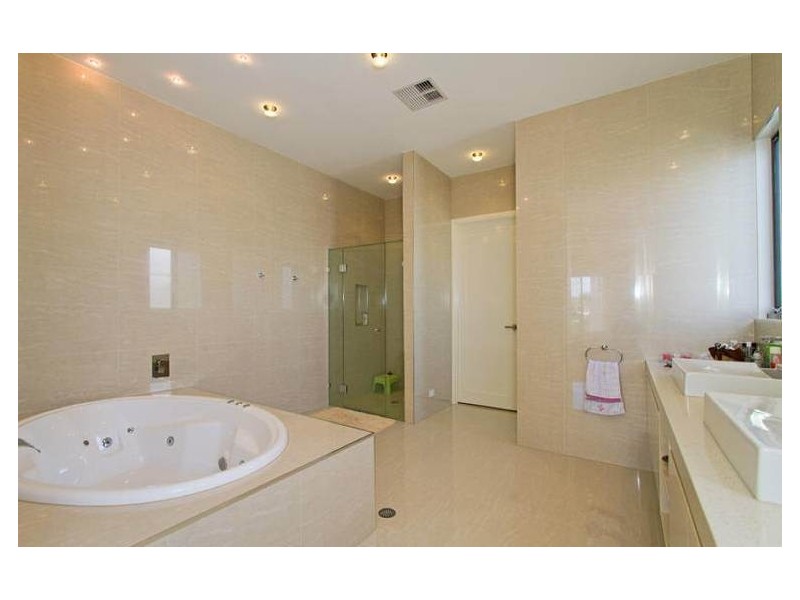 4004 The Boulevard “Royal Pines”, Benowa QLD 4217