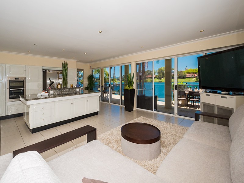 135 Commodore Drive, Paradise Waters QLD 4217