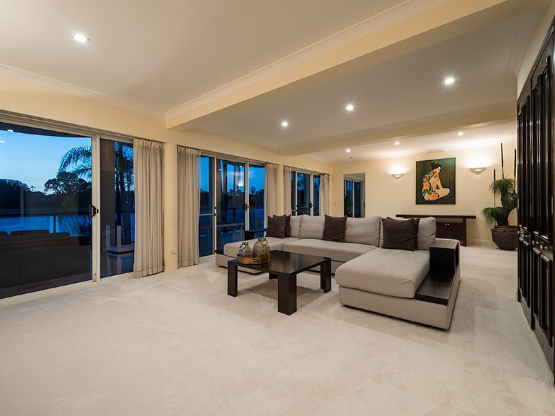 135 Commodore Drive, Paradise Waters QLD 4217