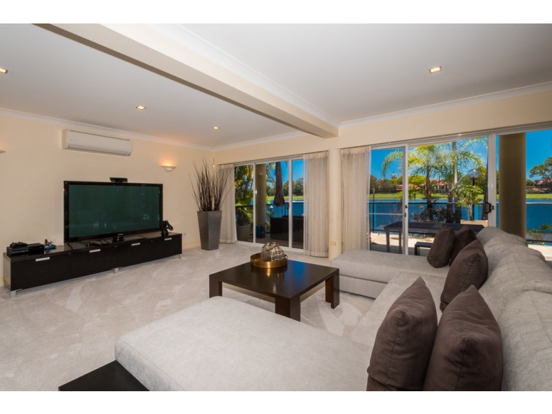 135 Commodore Drive, Paradise Waters QLD 4217