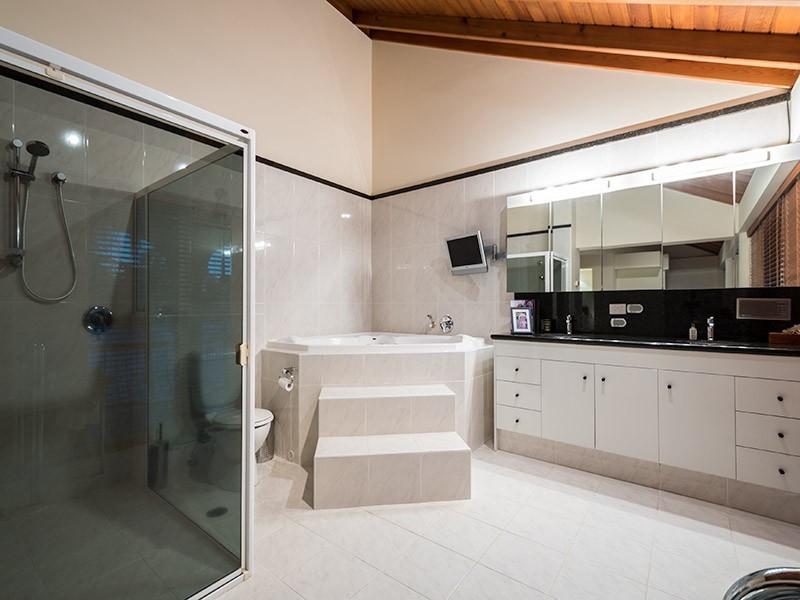 135 Commodore Drive, Paradise Waters QLD 4217