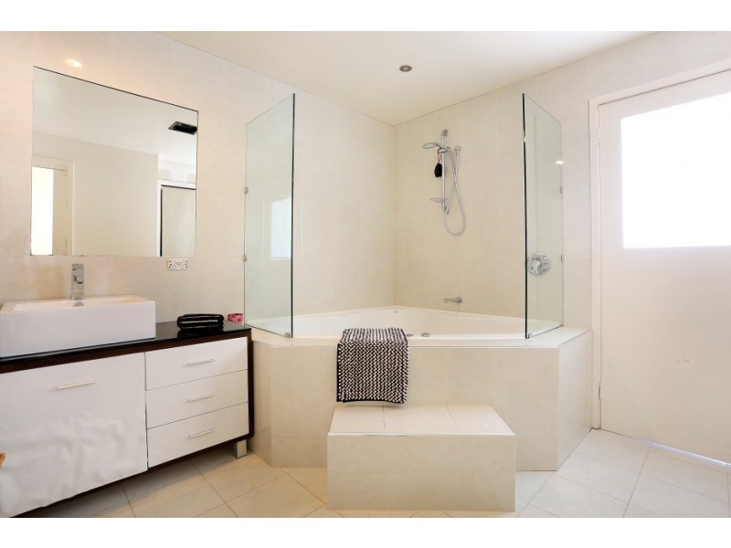 6 Wallaby Place, Sorrento QLD 4217