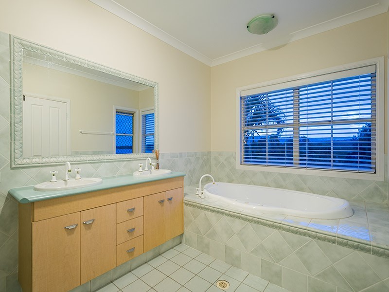 52 Martingale Circuit, Clear Island Waters QLD 4226