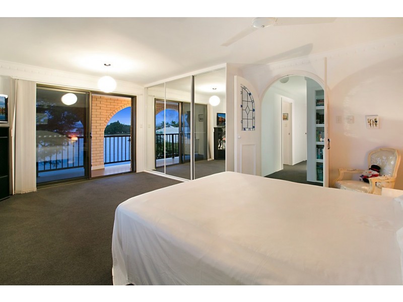 32 Delungra Street, Broadbeach Waters QLD 4218