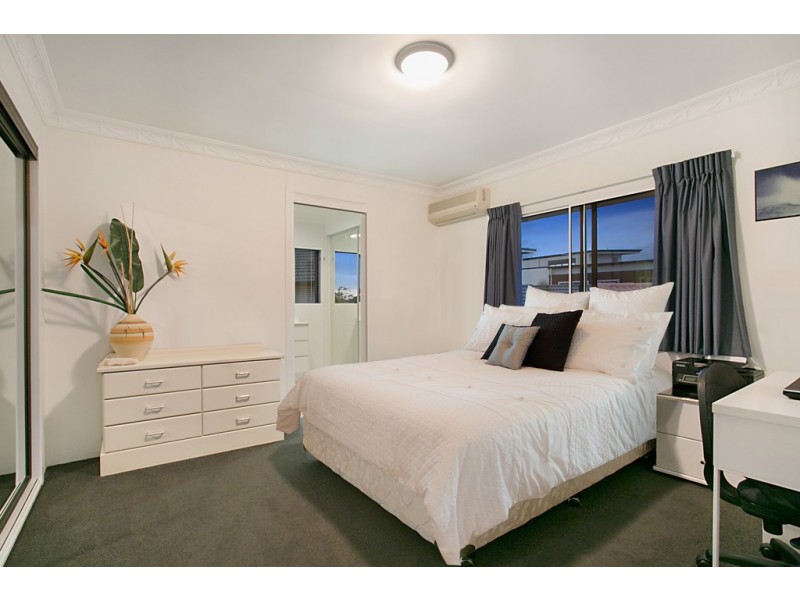 32 Delungra Street, Broadbeach Waters QLD 4218